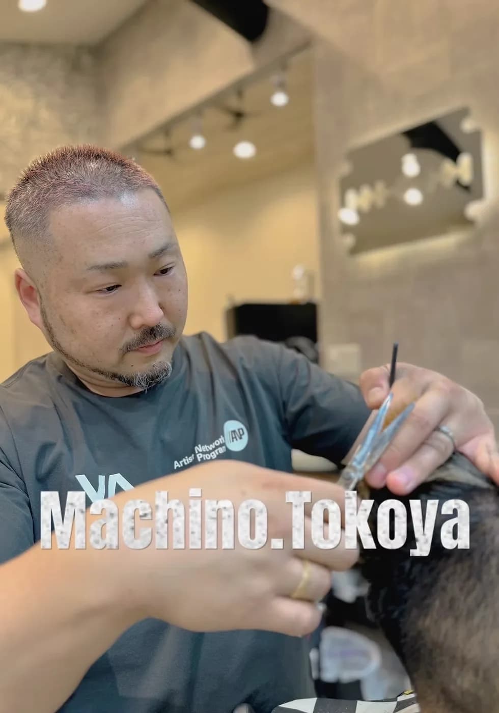 ハサミを手にカットに集中する代表の横顔